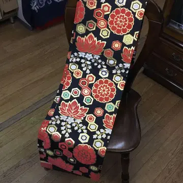 화려한 빨간색과 금색 꽃무늬 오비