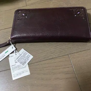 퍼플 가죽 장지갑 컷 아웃 장식