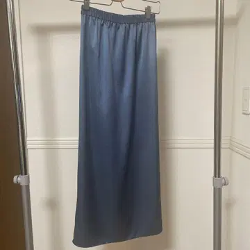 에디션 파랑 새틴풍 롱 스커트 슬릿 포함