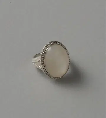Lilas [ SAMH by LILAS ] 화이트 문스톤 반지 SV