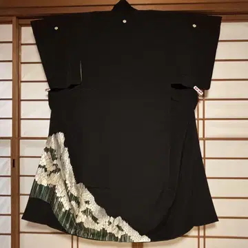 블랙 전통 예복 기모노 관혼상제 포멀 차분한 패턴 자수
