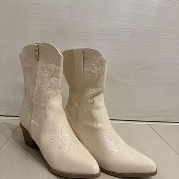 화이트 자수 웨스턴 부츠