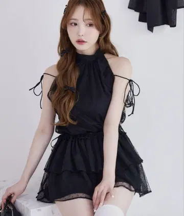NICE CLAUP 암슬릿 백리본 미니 원피스
