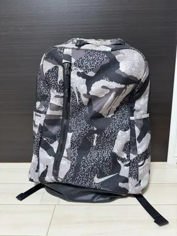 NIKE 럭색 카모 패턴