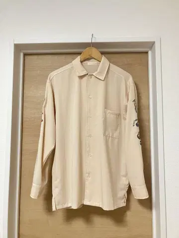 계란 자수 베이지 긴팔 셔츠