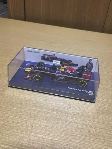 mini champs infiniti RedBull 2014 1/43
