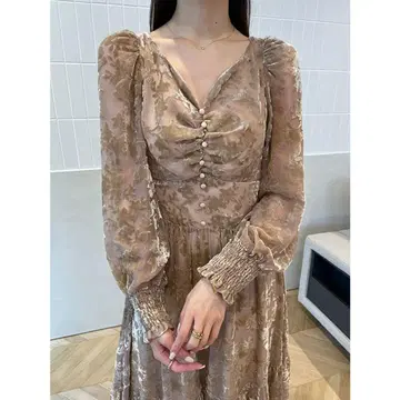 벨로아 펄 하트 넥 원피스