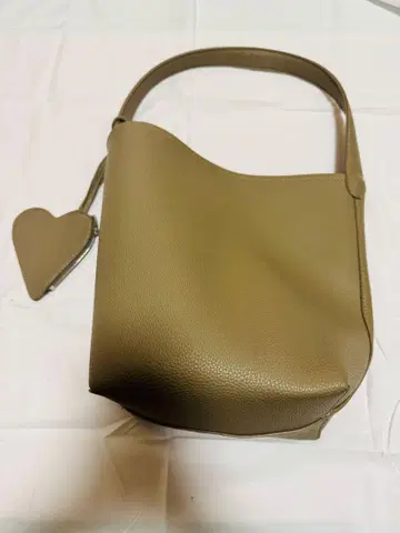 새상품급 버킷백 S 하트 파우치 포함 베이지