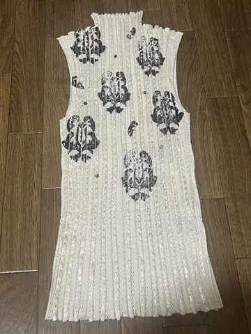HIROKO KOSHINO 슬리브리스