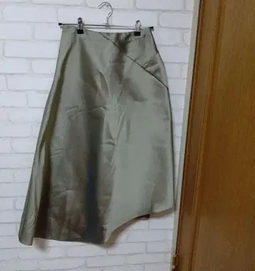 divka 카키 새틴 비대칭 스커트
