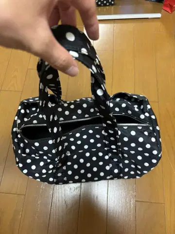 도트 무늬 핸드백