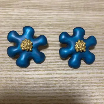 크리스찬 라크로와 라크로와 귀찌