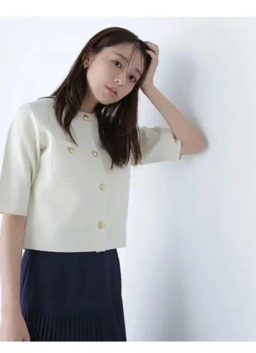 내추럴 뷰티 베이직 엠블럼 버튼 니트 자켓 반팔