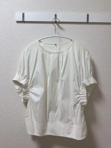 chesty 화이트 개더 반팔 상의