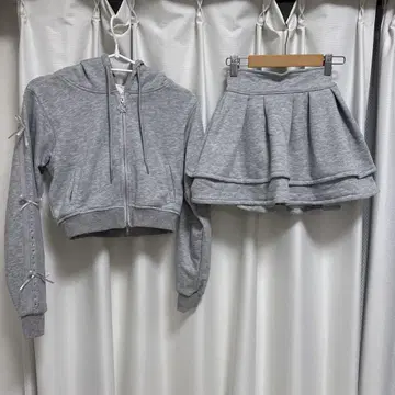 그레이 후드 부착 크롭 후드티 & 플레어 스커트 셋업