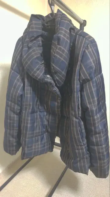 네이비 계열 체크 다운 자켓