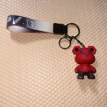 빨간색 곰 모양 피규어 스트랩