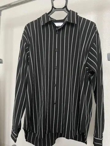 블랙과 화이트 스트라이프 셔츠 M 사이즈
