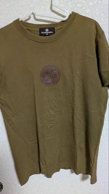 PEACE MAKER 카키색 T셔츠 삼파