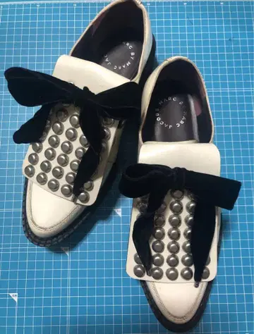 MARC BY MARCJACOBS 가죽 신발 로퍼 화이트 스터드