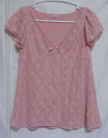새상품 유니클로 UNIQLO 핑크 레이스 V넥 플레어 소매 셔츠 S