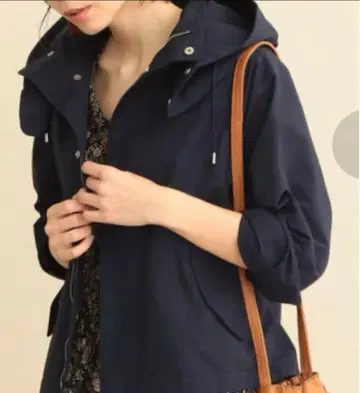뷰티 앤 유스 마운틴 후드티 발수 가공 아우터 네이비