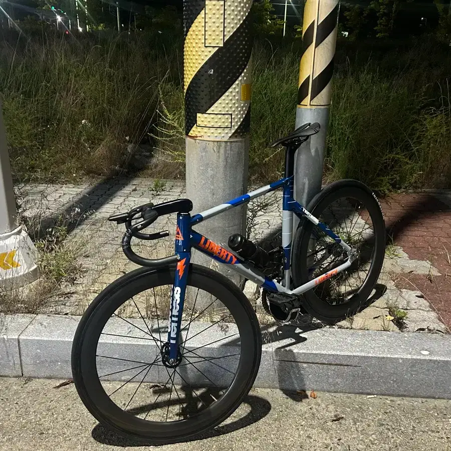 LIBERTY nemesis V1 ピストバイク 完成車 LIBERTY nemesis V1 ピスト