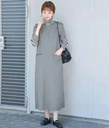 새상품급 V넥 세미 플레어 오버롤 스커트