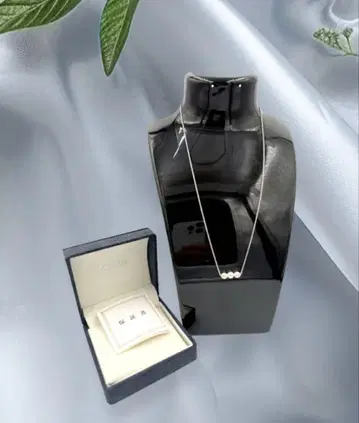 실버 펄 장식 목걸이