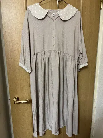 도트 무늬가 있는 큰 옷깃의 긴팔 셔츠 원피스