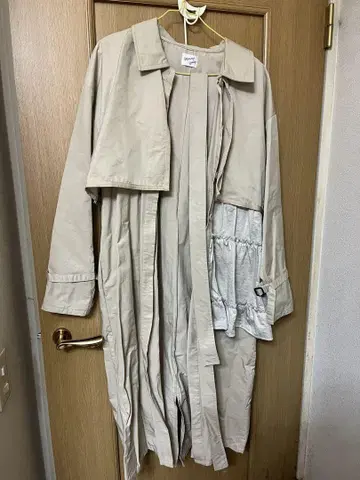 베이지 트렌치코트 나일론제