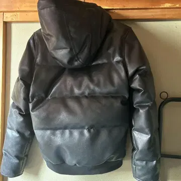 칼카니 가죽 후드 부착 다운 자켓