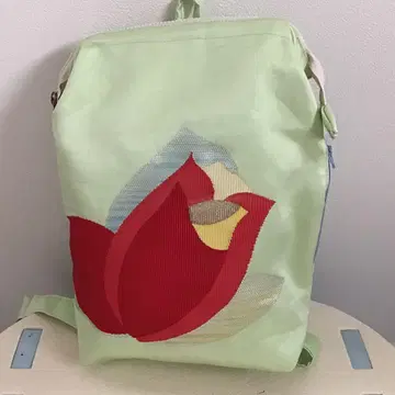 나고야 오비에서 꽃 자수가 약간 작은 백팩