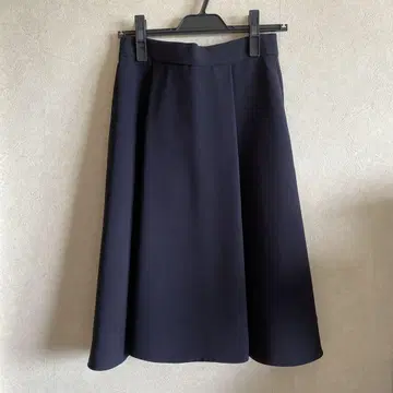 엠프리미어 네이비 플레어 스커트 무릎 기장