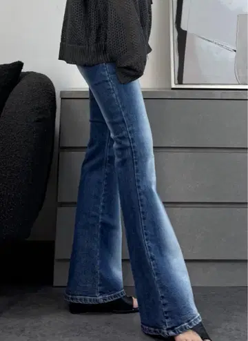 부츠컷 데님 플레어 디자인 연한 파란색