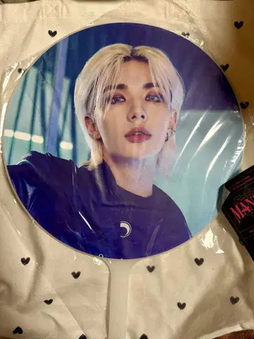 stray kids maniac 부채 현진