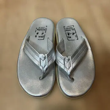 ISLAND SLIPPER 실버 비치 샌들