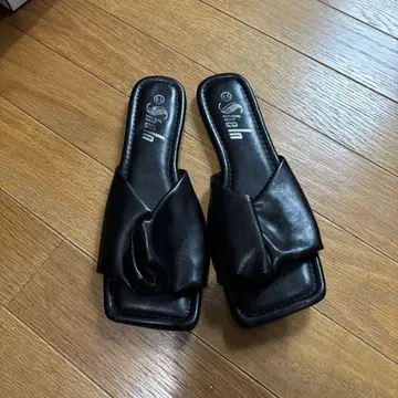 가죽 플랫 샌들