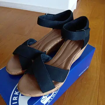Clarks 크로스 스트랩 샌들 22.5