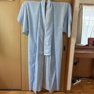 여름용 스카이블루와 화이트 스트라이프 캐주얼 기모노