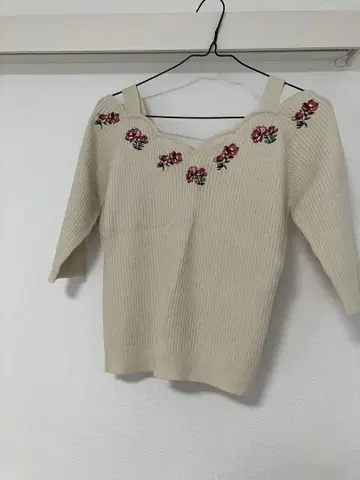 JILL by JILLSTUART 아이보리 꽃무늬 자수 오부 소매 니트