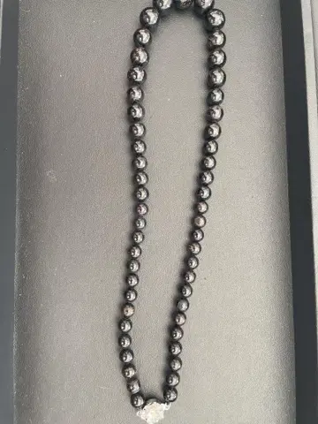블랙 비즈 꽃 모티브 목걸이