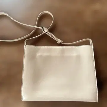 베이지 숄더백 얇은 타입
