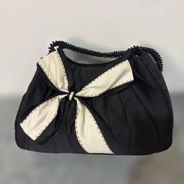 새상품급 To be chic 새틴 플리츠 리본 토트백