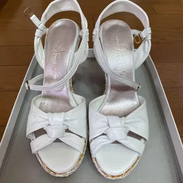 긴자 카네마츠 (화이트) 샌들 하이힐 미사용