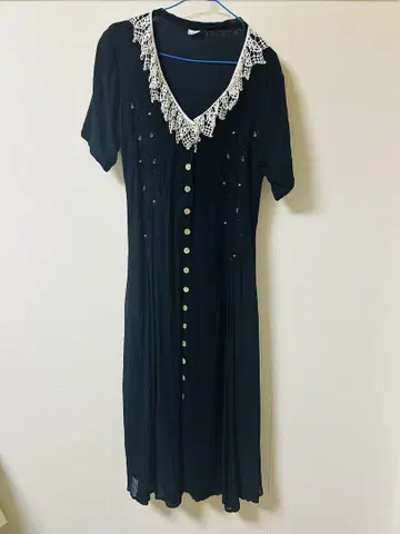 레이스 카라 부착 블랙 원피스