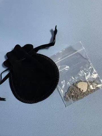 서인국 하트 크림 목걸이