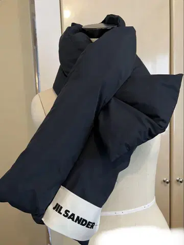 질 샌더 네이비 다운 머플러