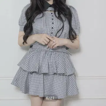 pium 카라 컷 아웃 상의 벨트 포함 티어드 미니 스커트