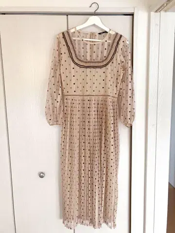 ZARA 베이지 도트 무늬 플리츠 원피스